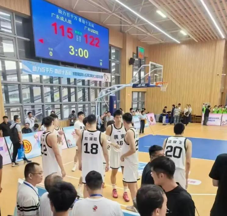 开云APP-世纪大和解！杜锋和徐昕相谈甚欢 两人面对面大笑