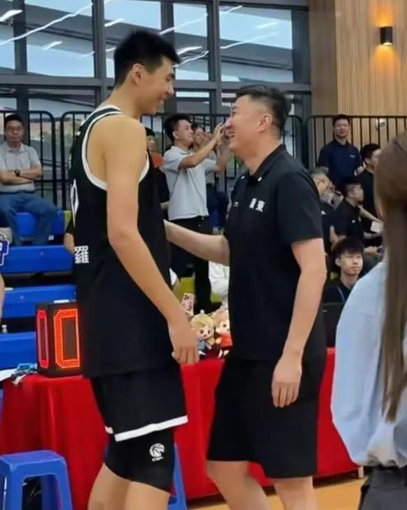 开云APP-世纪大和解！杜锋和徐昕相谈甚欢 两人面对面大笑