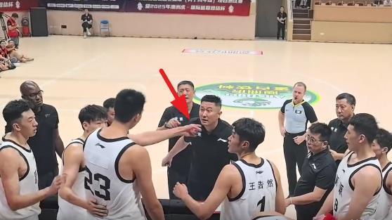 开云APP-世纪大和解！杜锋和徐昕相谈甚欢 两人面对面大笑