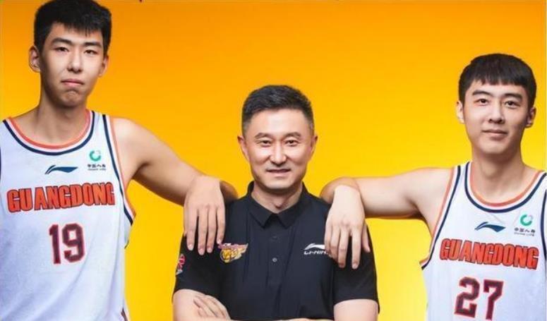 开云APP-世纪大和解！杜锋和徐昕相谈甚欢 两人面对面大笑