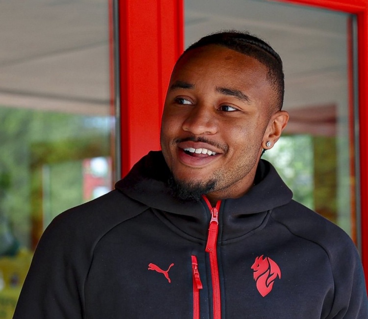 开云入口-记者:莱奥将恩昆库首次介绍进米兰更衣室,他柜子选在迈尼昂旁边