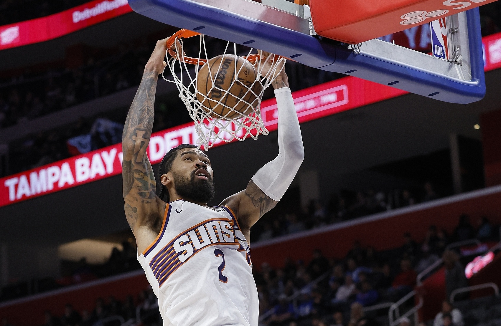 开云娱乐-太阳管理层>湖人管理层？艾顿低迷遭质疑 狄龙成湖人绯闻对象