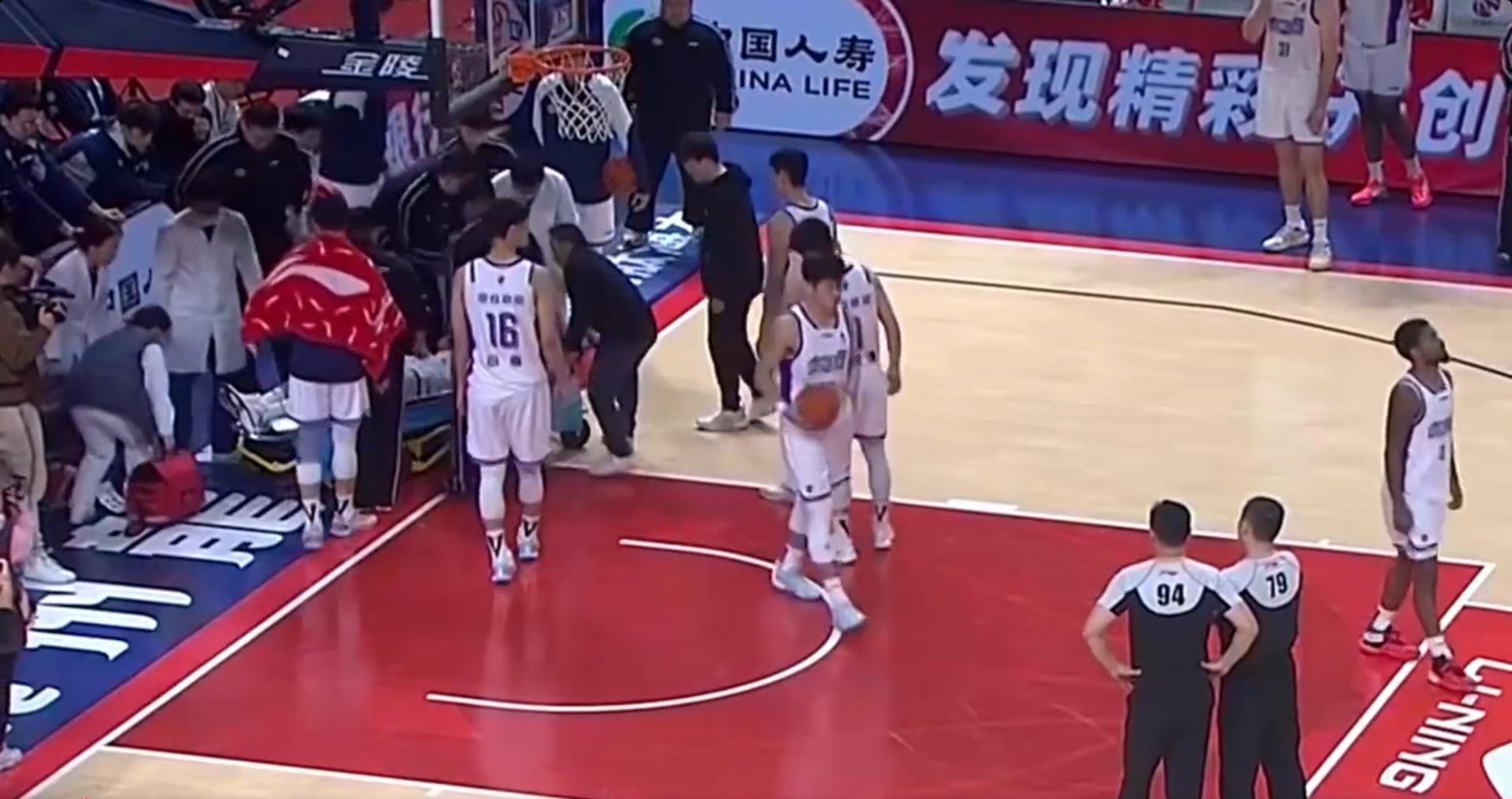 开云娱乐-现役国手，把赖俊豪推向广告牌，扭伤颈部，球迷：人品球技都不行