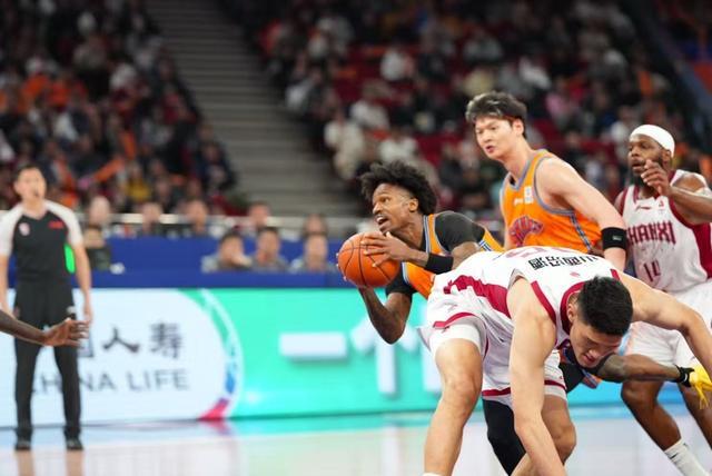 开云入口-客场挑战深圳队，上海大鲨鱼冲击十连胜！