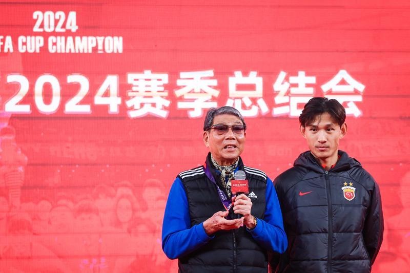 开云娱乐-36 岁 “老黄忠” 王燊超再战一年,“带刀侍卫”靠啥关键时刻总能进球?