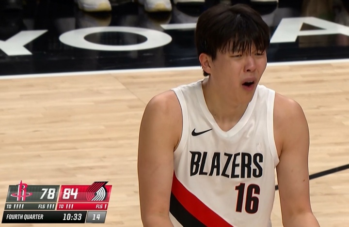 开云APP-拓媒：杨瀚森总抱怨裁判 可有些犯规/违例太明显 难道在CBA不吹？