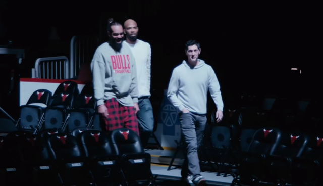 开云-1月25日举办仪式！罗斯提前参观公牛球衣退役旗帜 三大前队友现身