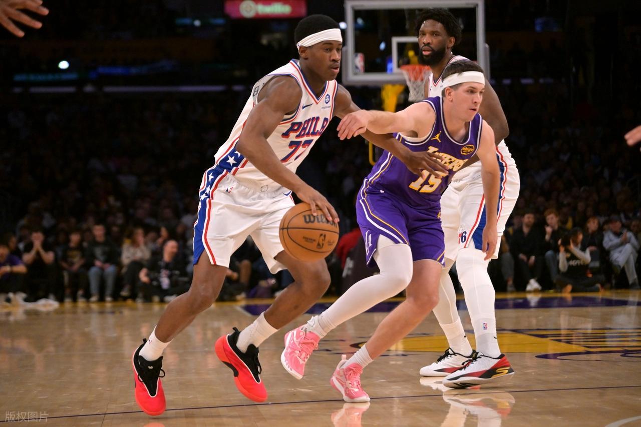 开云官网-不如退役！詹姆斯太抽象！东契奇受伤，里夫斯救主，恩比德35+7+7