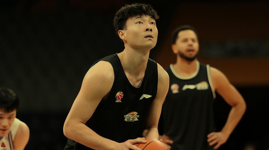 开云-赵继伟作壁上观！哈维首秀15分,布罗金顿现场学习,辽篮101:94北控