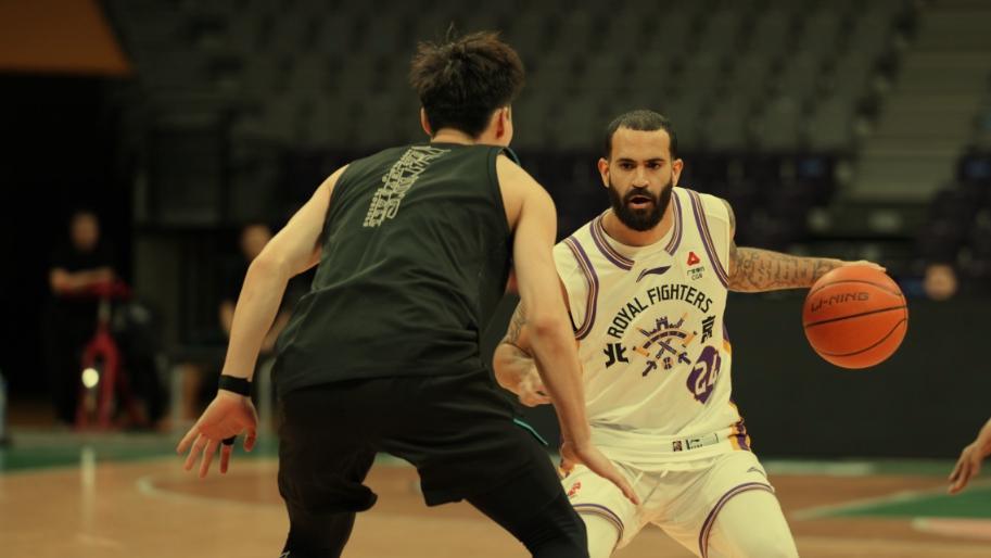 开云-赵继伟作壁上观！哈维首秀15分,布罗金顿现场学习,辽篮101:94北控