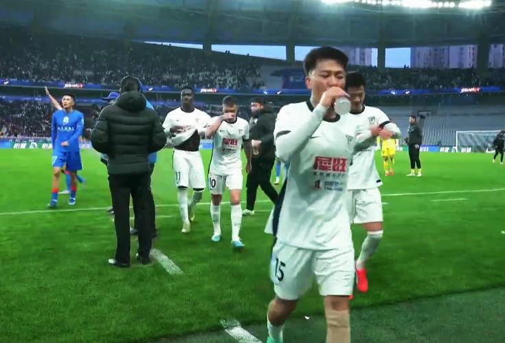 开云入口-辣眼！中超首轮10大“战犯”大连占4个！球迷：怎么混上主力的？