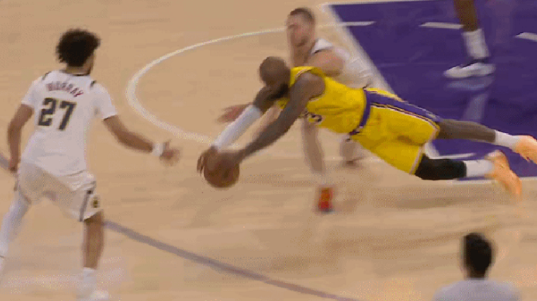 开云入口-绝杀！湖人干翻掘金！41岁詹姆斯史诗级救球...