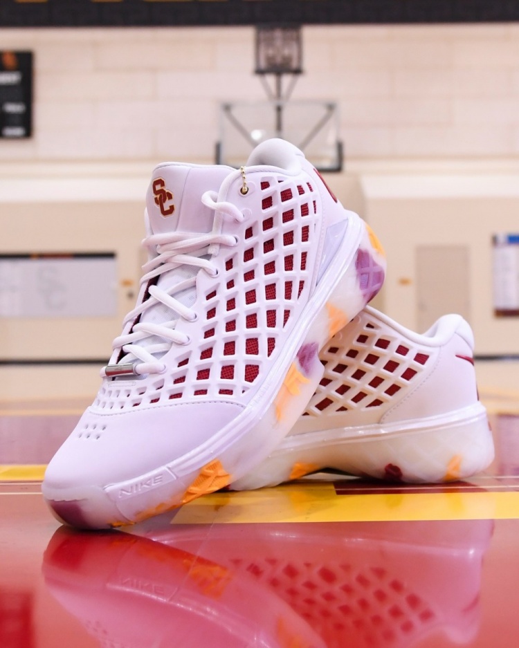 开云APP-球员真幸福！南加大女篮晒出的各种专属PE球鞋和特别鞋款！