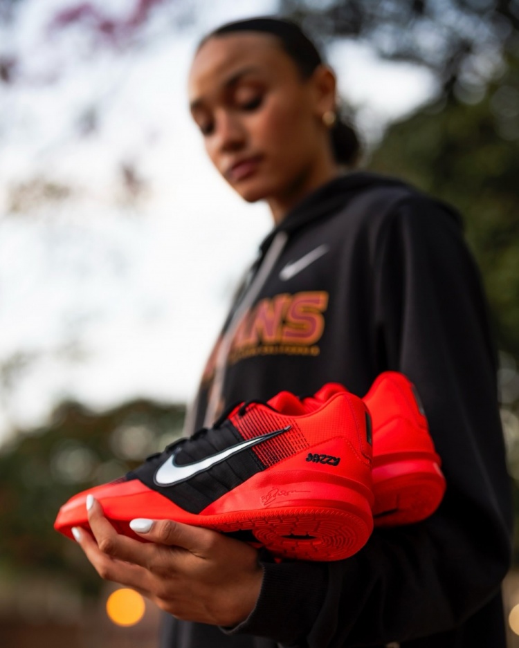 开云APP-球员真幸福！南加大女篮晒出的各种专属PE球鞋和特别鞋款！