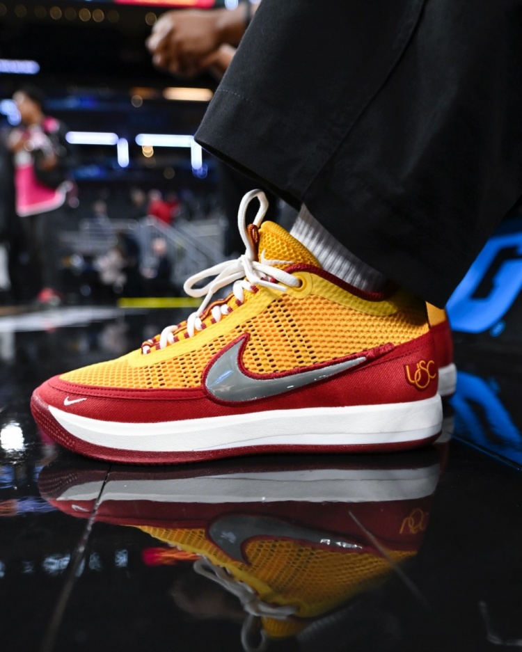 开云APP-球员真幸福！南加大女篮晒出的各种专属PE球鞋和特别鞋款！